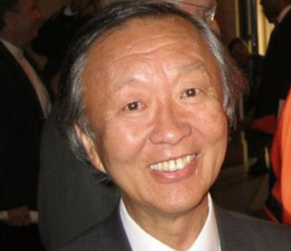 הוכיח שאפשר לייצר זכוכית שקופה מספיק לתקשורת, צ'רלס קאו | צילום: דיוויד דובקין, ויקיפדיה