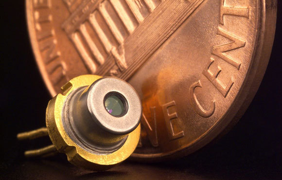 לייזר מוליך למחצה באריזתו, ליד מטבע של סנט | צילום: נאס"א, נחלת הכלל