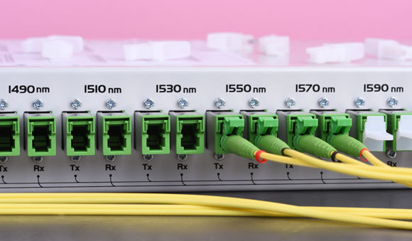 רשת תקשורת המפצלת את האותות לפי תדרים | צילום: Flegere, Shutterstock