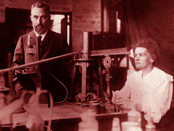 אהבה קצרת ימים אך פורייה להפליא: מארי ופייר במעבדה | צילום: מוויקיפדיה, נחלת הכלל