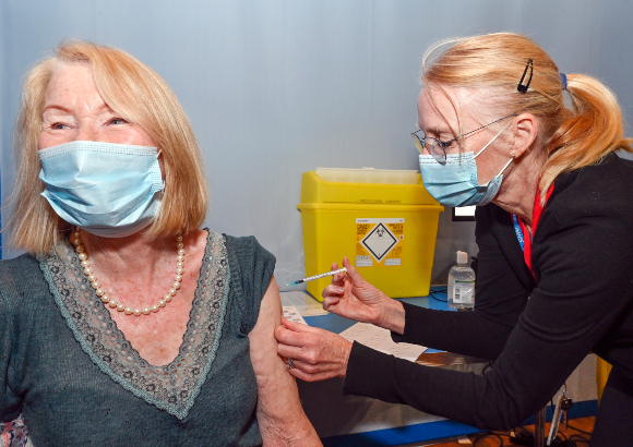 אישה מקבלת חיסון קורונה | צילום: DR P. MARAZZI / SCIENCE PHOTO LIBRARY