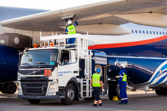 תדלוק מטוס בנמל התעופה במוסקבה | צילום: Alexander Tolstykh, Shutterstock