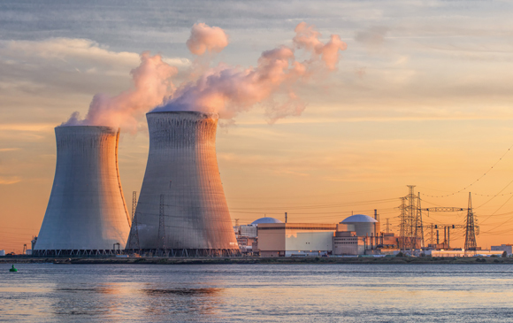 תחנת הכוח הגרעיני דואל ליד אנטוורפן. ה"עשן" הוא למעשה אדי מים | צילום: TonyV3112, שאטרסטוק