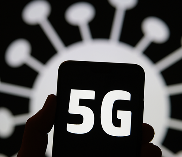  כרזה הקושרת בין נגיף הקורונה לדור החמישי של טכנולוגגית תקשורת סלולרית | צילום: Ascannio, Shutterstock