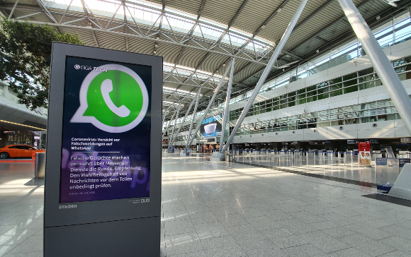 שלט אזהרה מפני פייק ניוז בנמל התעופה של דיסלדורף, גרמניה | צילום: HeimatPlanet, Shutterstock