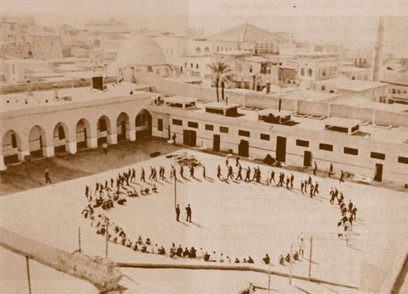 מכלא ל"בית משוגעים". אסירים יהודים בכלא עכו, 1947 | צילום: מארכיון ההגנה 