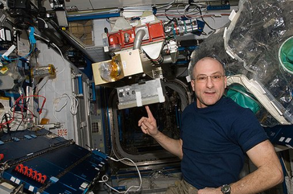 رجل الفضاء دون بتيت في محطةِ الفضاء الدُّوليةِ وممصفاةٍ ثاني أكسيد الكربون. | تصوير: NASA