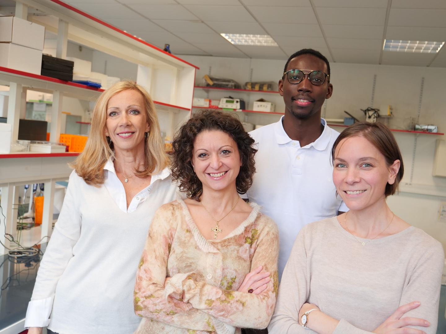 في الصّوة: أربعة أعضاء من فريق البحث. من اليمين: كريستل جنتيل، ماسر تراورا، سستينا فالكون، وفرانس بيتريروسل | تصوير: AFM-Téléthon