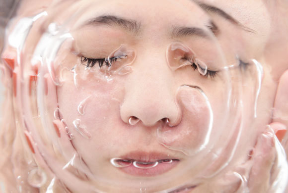 פנים של אישה בתוך מים | Shuttetrstock, kei907