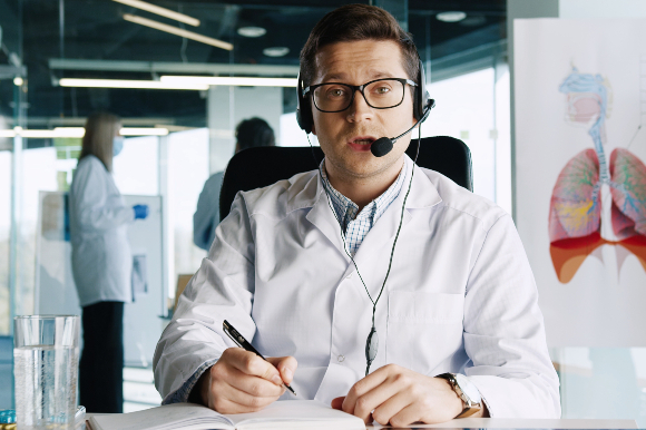 התחקיר האפידמיולוגי הוא מרכיב חשוב בקטיעת שרשרת ההדבקה. איש צוות בישחת טלפון | צילום: M_Agency, Shutterstock