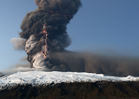 ברק נפלט כלפי מעלה בהתפרצות הר הגעש Eyjafjallajokull באיסלנד, 2010 | צילום: ERLEND HAARBERG / NATURE PICTURE LIBRARY / SCIENCE PHOTO LIBRARY
