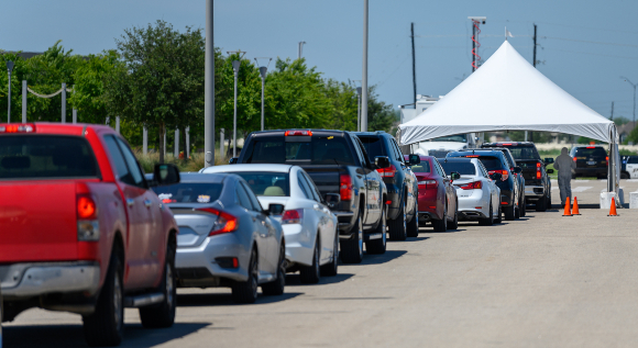 תור לבדיקות קורונה ברכב בטקסס, ארה"ב | צילום: michelmond, Shutterstock