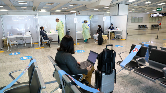 עמדות בדיקת נוסעים בנמל התעופה של רומא, איטליה | צילום: Alessia Pierdomenico, Shutterstock