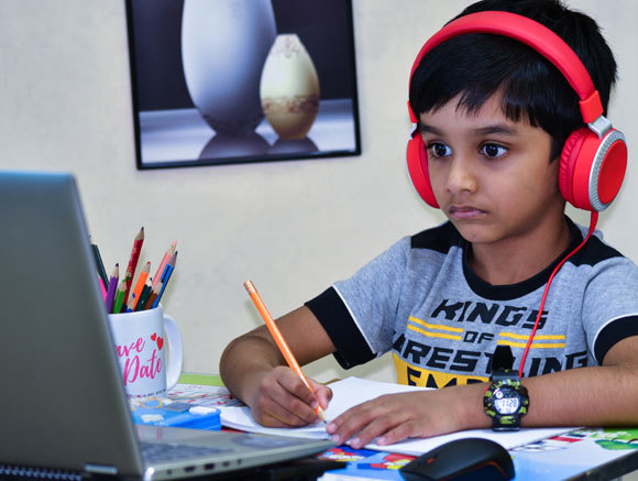 ילד יושב מול מחשב ולומד בלמידה מרחוק | Shutterstock, nik_nadal