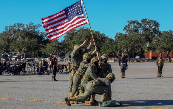 נחתים במסכות משחזרים את הנפת הדגל באיוו-ג'ימה בטקס חילי | צילום: Cpl. Dylan Walters, חיל הנחתים של ארצות הברית