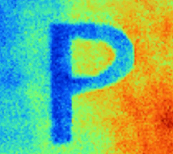 תמונה באור תת-אדום שמראה שהאות P, שנצבעה בצבע המקרר, קרה יותר בהשוואה לסביבתה, שנצבעה בצבע רגיל | Xiangyu Li, PhD student of the School of Mechanical Engineering at Purdue University