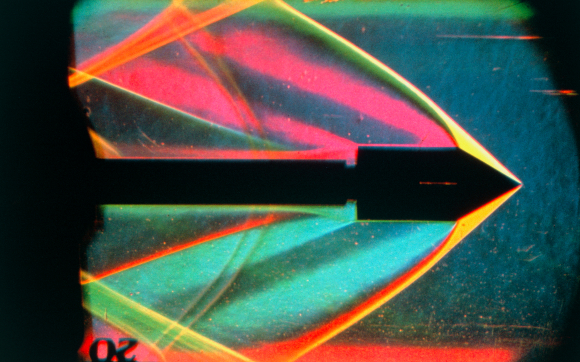 מאפשר לראות זרימה של אוויר. צילום של אפקט שלירה בתנועה על קולית של אוויר סביב גליל במנהרת רוח | צילום: DR. GARY SETTLES / SCIENCE PHOTO LIBRARY