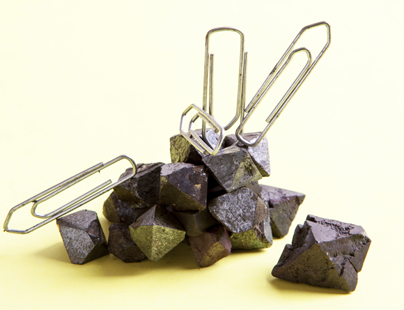 מגנטיט, המינרל המגנטי ביותר הידוע בכדור הארץ, ומהדקי נייר | צילום: Alexandre Dotta / Science Source / Science Photo Library