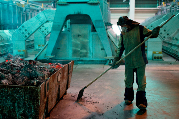 עובד במפעל אלומיניום | צילום: SPUTNIK / SCIENCE PHOTO LIBRARY