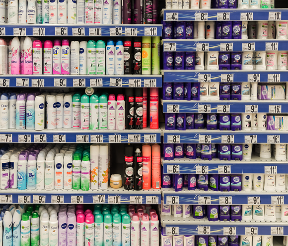 מדפים של נוגדי הזעה ודאודורנטים במרכול | צילום: Radu Bercan, Shutterstock