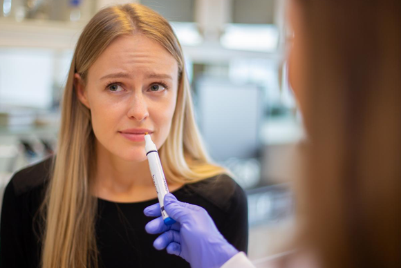 משתתפת במחקר מריחה את אחת הדוגמיות | קרדיט: Jón Gústafsson, deCODE Genetics - Amgen Inc