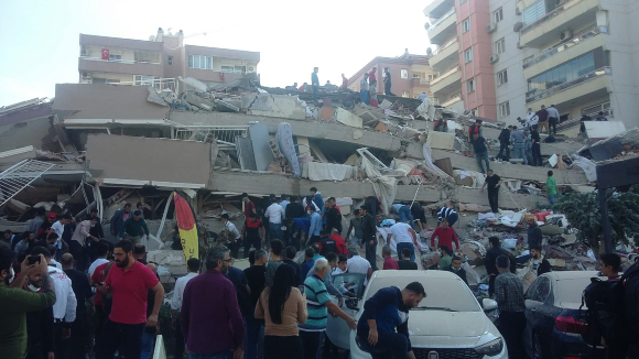 אזרחים מנסים לחלץ לכודי מבניין שקרס באיזמיר | צילום: VP Brothers, Shutterstock