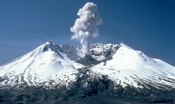 התפרצות קטנה בהר סנט הלנס, 19 במאי 1982 | קרדיט: Lyn Topinka, USGS. Public domain
