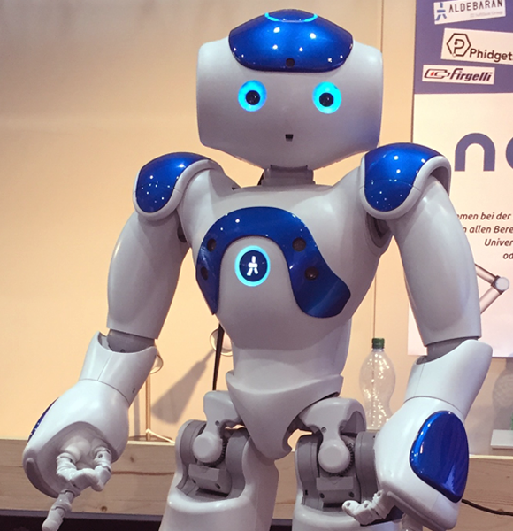 אתה בטוח שזה הקו הנכון? רובוט נאו מהדגם ששימש בשחזור הניסוי המפורסם של אש | מקור: ויקיפדיה, ubahnverleih