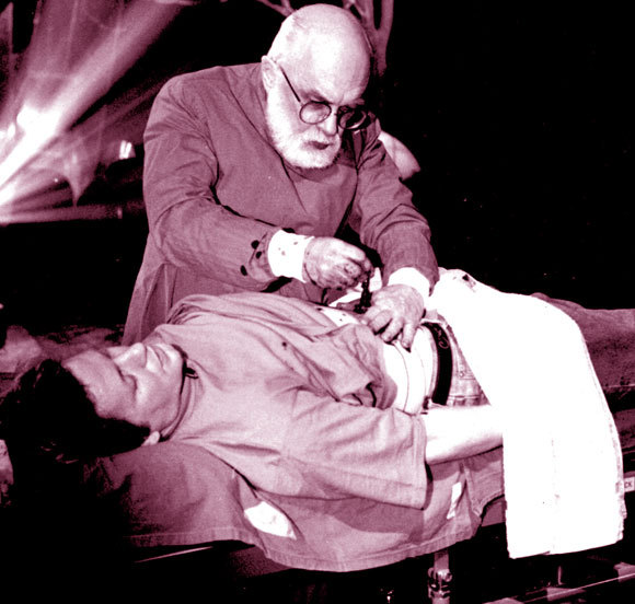 ​רנדי מדגים בתכנית טלוויזיה כיצד אמני אשליות מבצעים "ניתוח" בעזרת "כוח על טבעי" | מקור: Open Media Ltd, ויקיפדיה