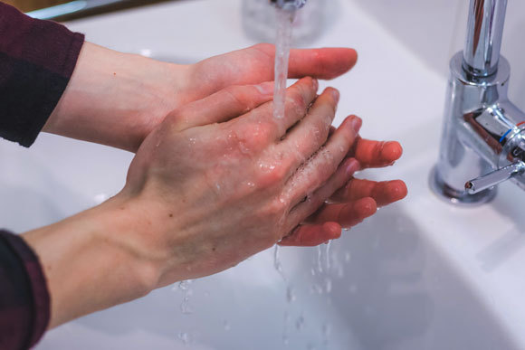 שטיפת ידיים בסבון ומים חשובה ויעילה יותר מנוזל חיטוי | צילום: Patrick Daxenbichler, Shutterstock