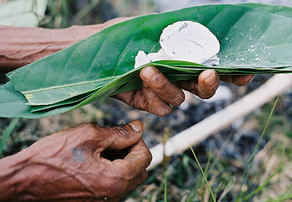 בן אגטא עם מרכיבי תרופה | צילום: beamue, UZH