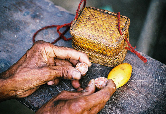 בן אגטא עם מרכיבי תרופה | צילום: beamue, UZH