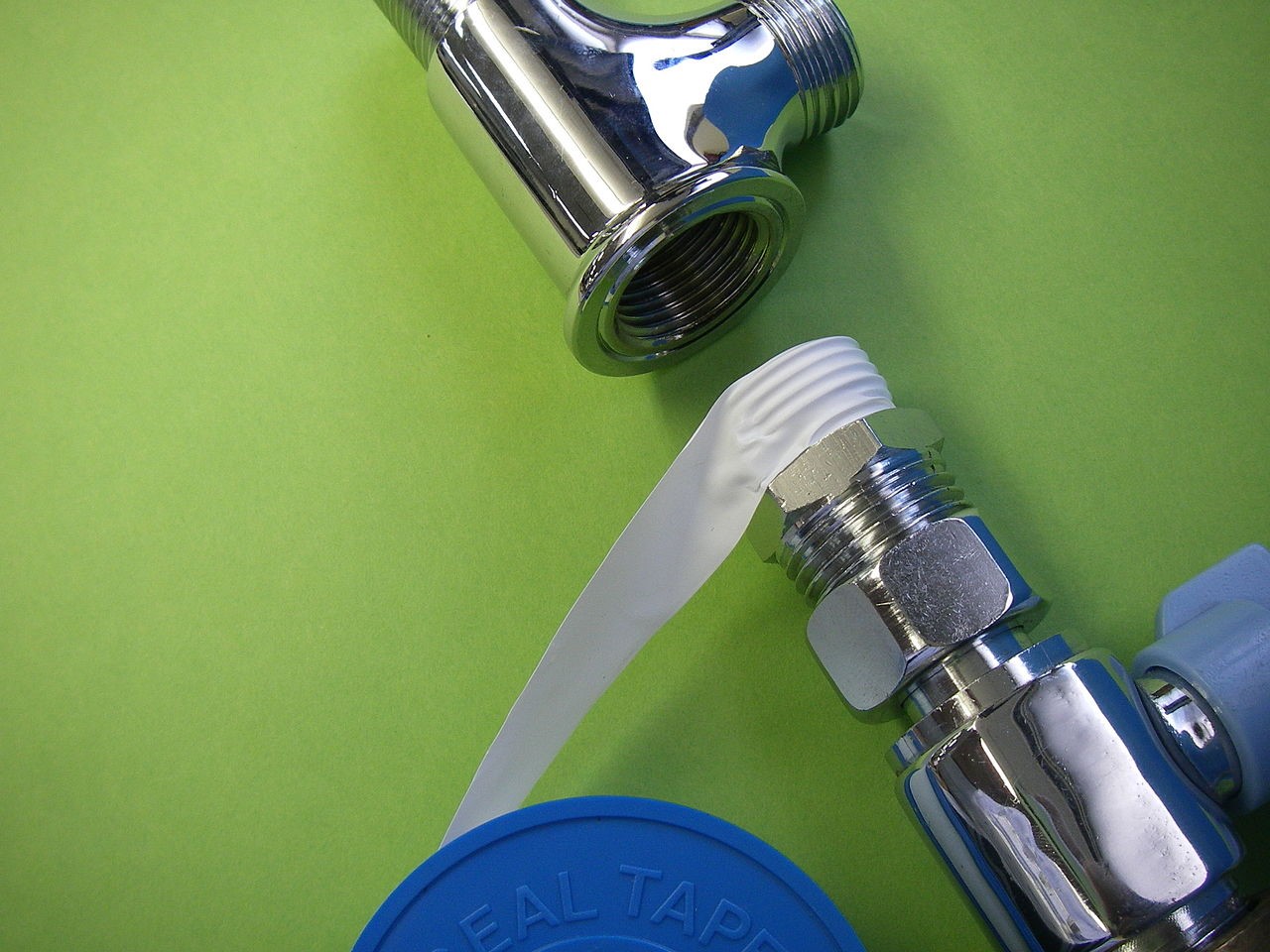 סרט טפלון מלופף לצרכי אטימה על הברגות אינסטלציה לפני הרכבה | מקור: ויקיפדיה, נחלת הכלל