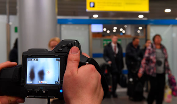 מצלמה תרמית בודקת את הטמפרטורה של נוסעים בשדה תעופה | Sputnik, SPL