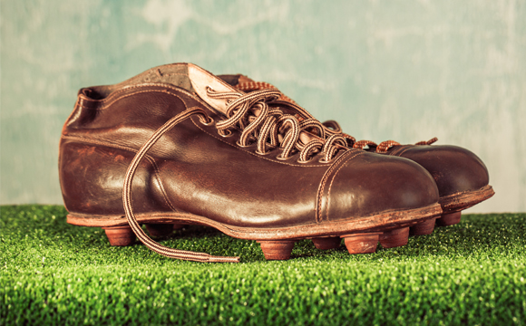 התחילו את דרכן דווקא בענף הבייסבול, והגיעו לכדורגל לפני כ-150 שנה. נעלי פקקים מיושנות | צילום: Shutterstock