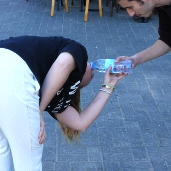 אפשר לנסות לשתות בצורה הפוכה. מתוך הסרטון