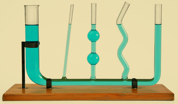 כל עוד הכלים מחוברים, מפלס המים יהיה זהה, בלי קשר לגודלם או לצורתם. חוק הכלים השלובים | צילום: Shutterstock