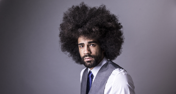 ליפוף השיער לצד שבירה של הקשרים הדיסולפידיים ויצירתם מחדש יכולה להפוך שיער חלק לתלתלים | צילום: Shutterstock