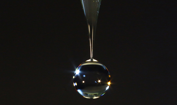 בעזרת גלי הקול אפשר לגרום לטיפות ליפול מקצה ראש ההדפסה | צילום: Daniele Foresti, Jennifer A. Lewis/Harvard University