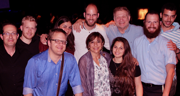 דן גזית (שלישי מימין) עם חברי קבוצת המחקר: (משמאל, שורה אחורית) גדי פלד, מקסים בז, גלינה שפירו וזולמה גזית (מרכז שורה קדמית) | צילום באדיבותו