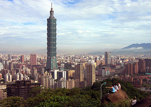 משקולת ענקית סופגת את האנרגיה ומונעת טלטלות של הבניין. מגדל טאיפיי 101 בבירת טאייוואן | צילום: peellden, ויקיפדיה