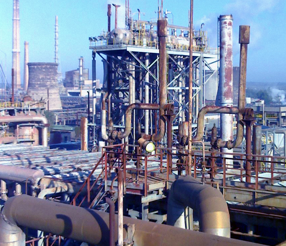 בכל שנה מייצרים יותר מ-200 מיליון טונות של אמוניה, רובם ככולם לתעשיית הדשנים. מפעל אמוניה | צילום: Shutterstock