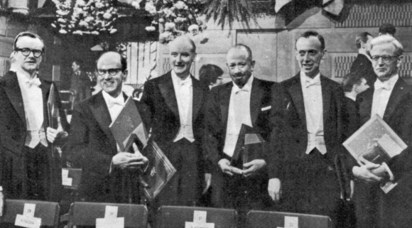 בטקס הענקת פרסי נובל 1962 עם מקס פרוץ (שני משמאל). עוד בתמונה, הכימאי ג'ון קנדרו וחתן הפרס בספרות, ג'ון סטיינבק (רביעי משמאל) | מקור: NYPL / SCIENCE SOURCE / SCIENCE PHOTO LIBRARY