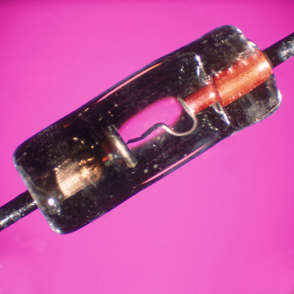 צילום במיקרוסקופ של דיודה (רכיב חשמלי) המכילה גביש גרמניום פיאזואלקטרי | צילום: LEONARD LESSIN / SCIENCE PHOTO LIBRARY