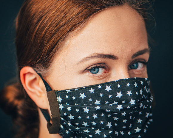 אישה עם מסכת בד ביתית | צילום: kovop58, Shutterstock