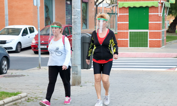 נשים מספרד עוטות מגן פנים שקוף | צילום: agsaz, Shutterstock