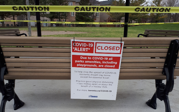 חומרת ההגבלות תלויה בחומרת המצב. גן עירוני סגור בטורונטו בשיא המגפה | צילום: Gregory Desrosiers, Shutterstock