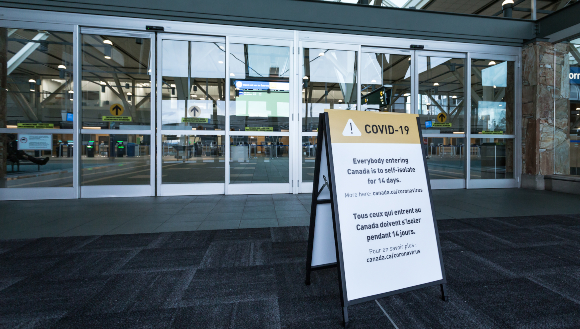 הצלחת המודל תלויה בין השאר בתיאום בין האזורים. אזהרת בידוד בנמל תעופה במערב קנדה | צילום: Adam Melnyk, Shutterstock