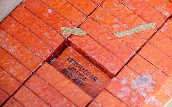 חומר נפץ זול ובטיחותי יחסית, אך רעיל ומזהם. לבני TNT | צילום: SPUTNIK / SCIENCE PHOTO LIBRARY