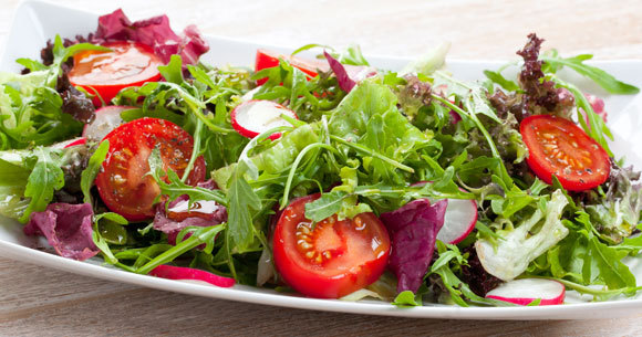 מבחינה בוטנית העגבנייה היא פרי, אבל מבחינה קולינרית זה ממש לא סלט פירות. סלט חסה ועגבניות | צילום: Silvia Bogdanski, Shutterstock